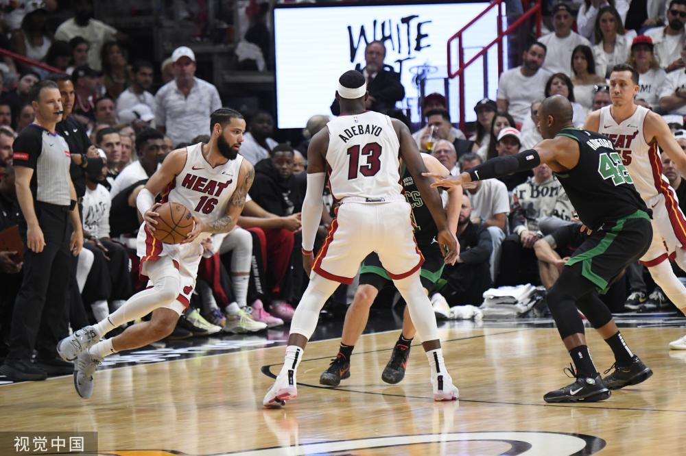 两方面做出 两方面做出